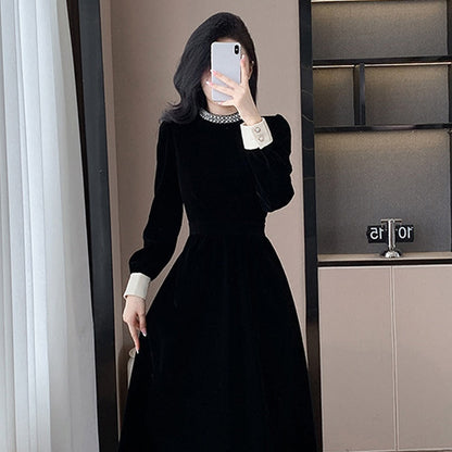 Vestido de mujer elegante con un escote circular y mangas largas