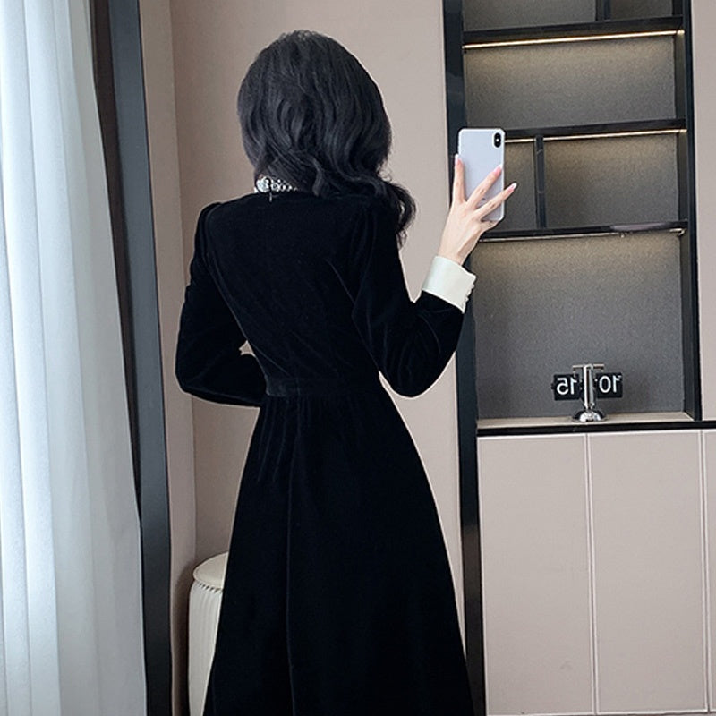 Vestido de mujer elegante con un escote circular y mangas largas
