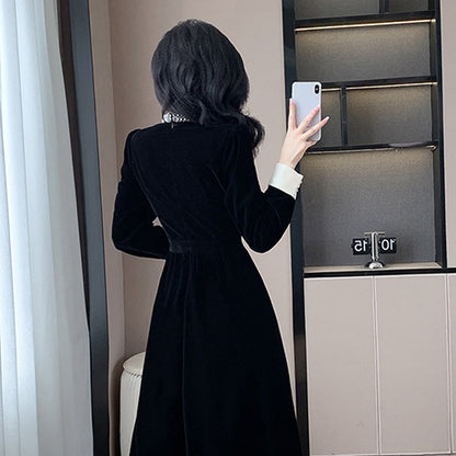 Vestido de mujer elegante con un escote circular y mangas largas