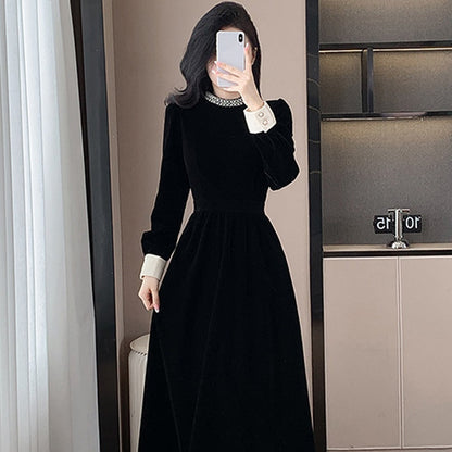 Vestido de mujer elegante con un escote circular y mangas largas
