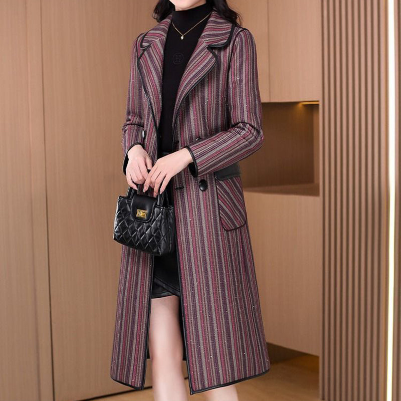 Elegant, turnable coat for women