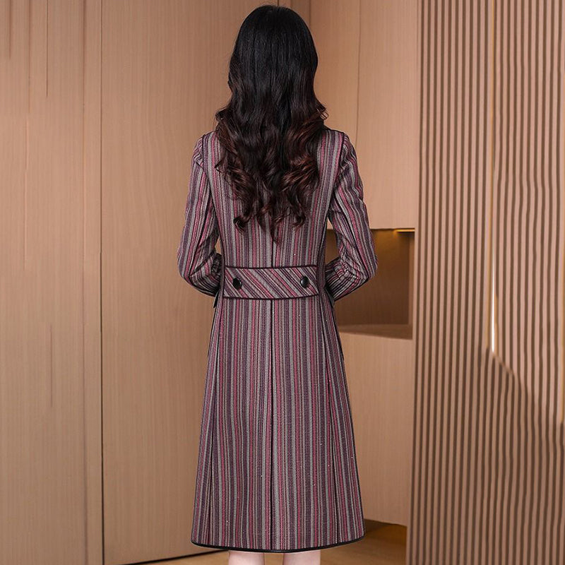 Elegant, turnable coat for women