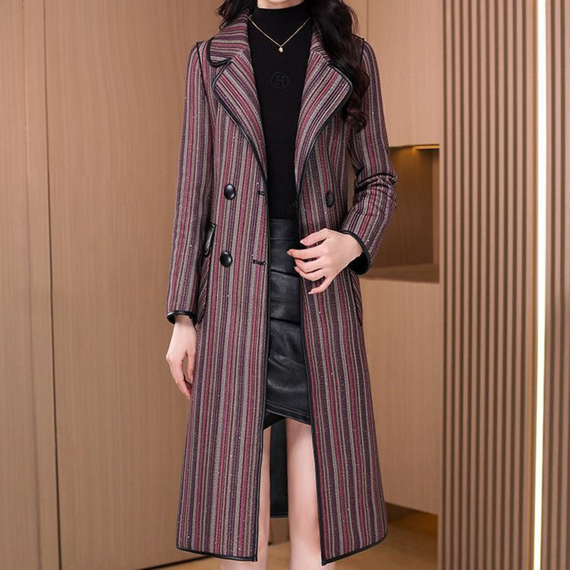 Elegant, turnable coat for women