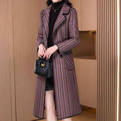 Elegant, turnable coat for women