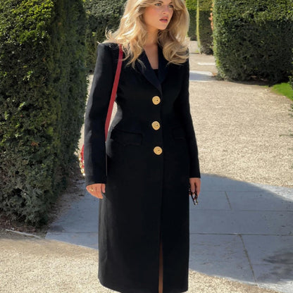 Elegant single -colored coat with reversal collar and button closure