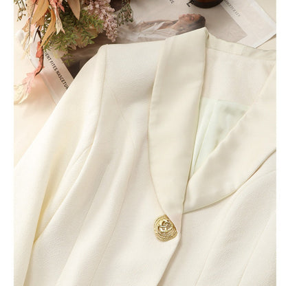 Elegant single -colored coat with reversal collar and button closure