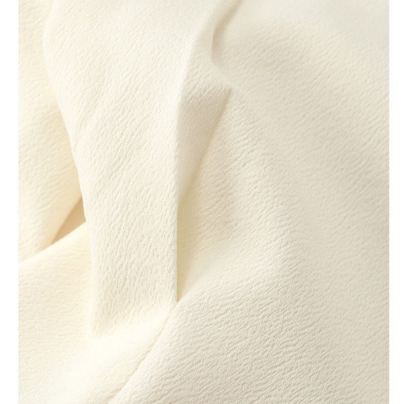 Elegant single -colored coat with reversal collar and button closure