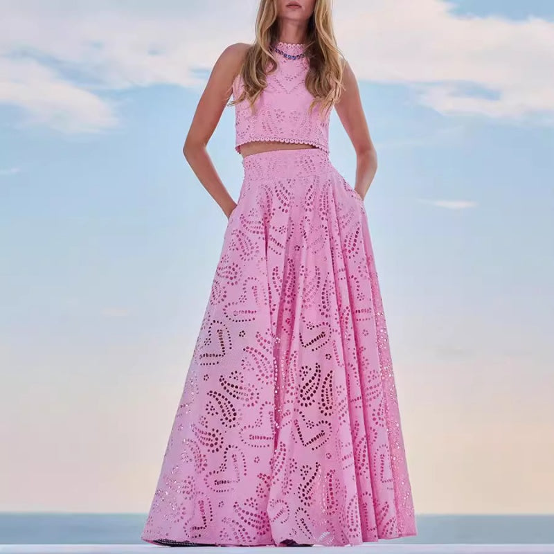 Knip mouwloze top en stromende rok uit in de tweedelige set