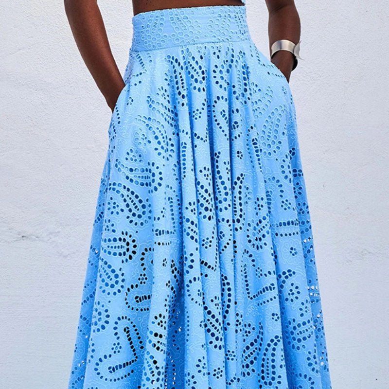 Knip mouwloze top en stromende rok uit in de tweedelige set