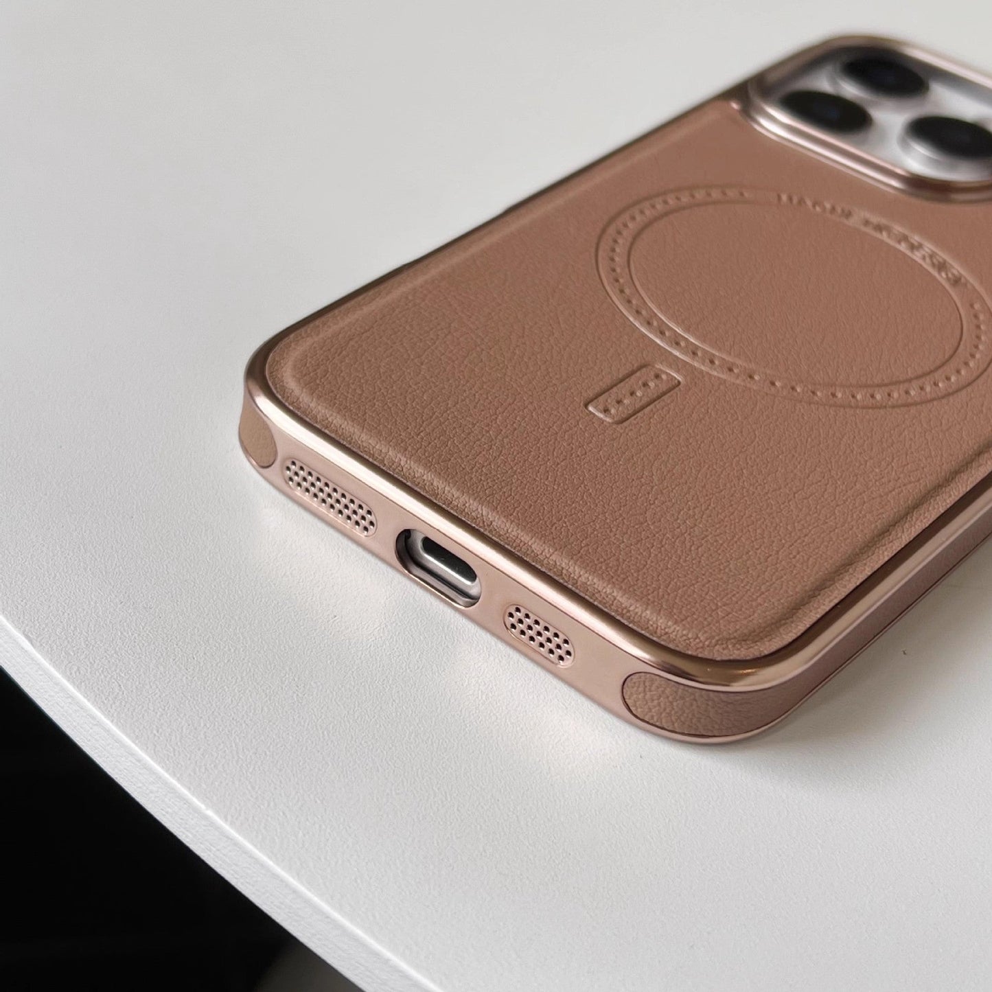 Konstläderskydd med magnetisk laddningsfunktion för iPhone