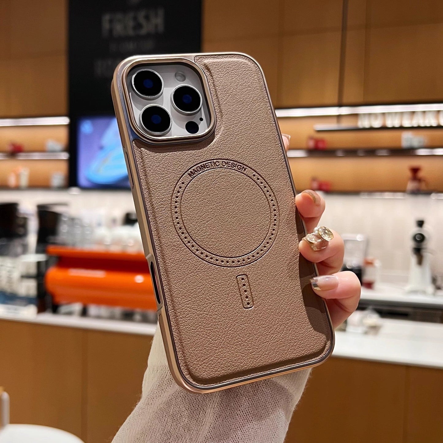 Konstläderskydd med magnetisk laddningsfunktion för iPhone