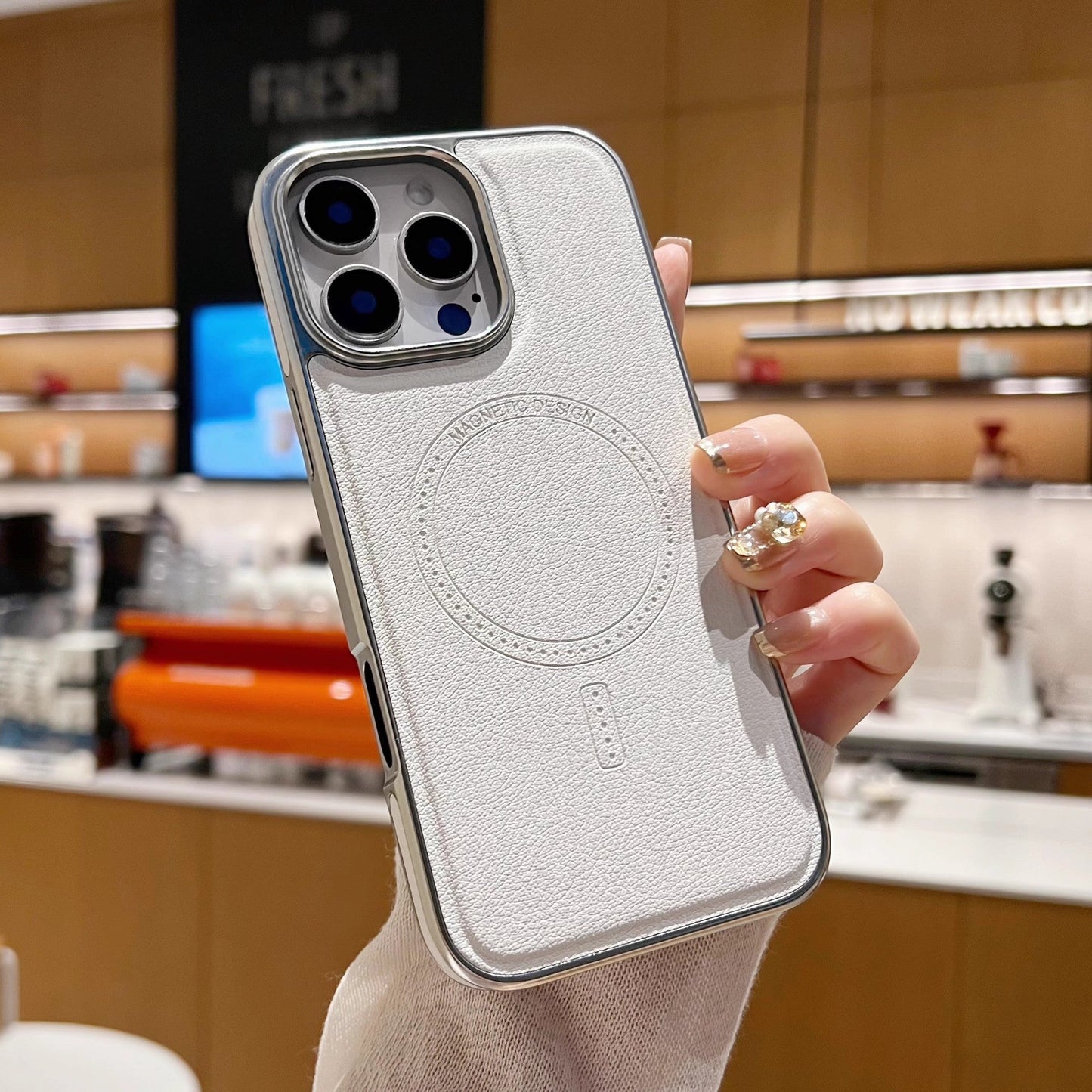 Konstläderskydd med magnetisk laddningsfunktion för iPhone