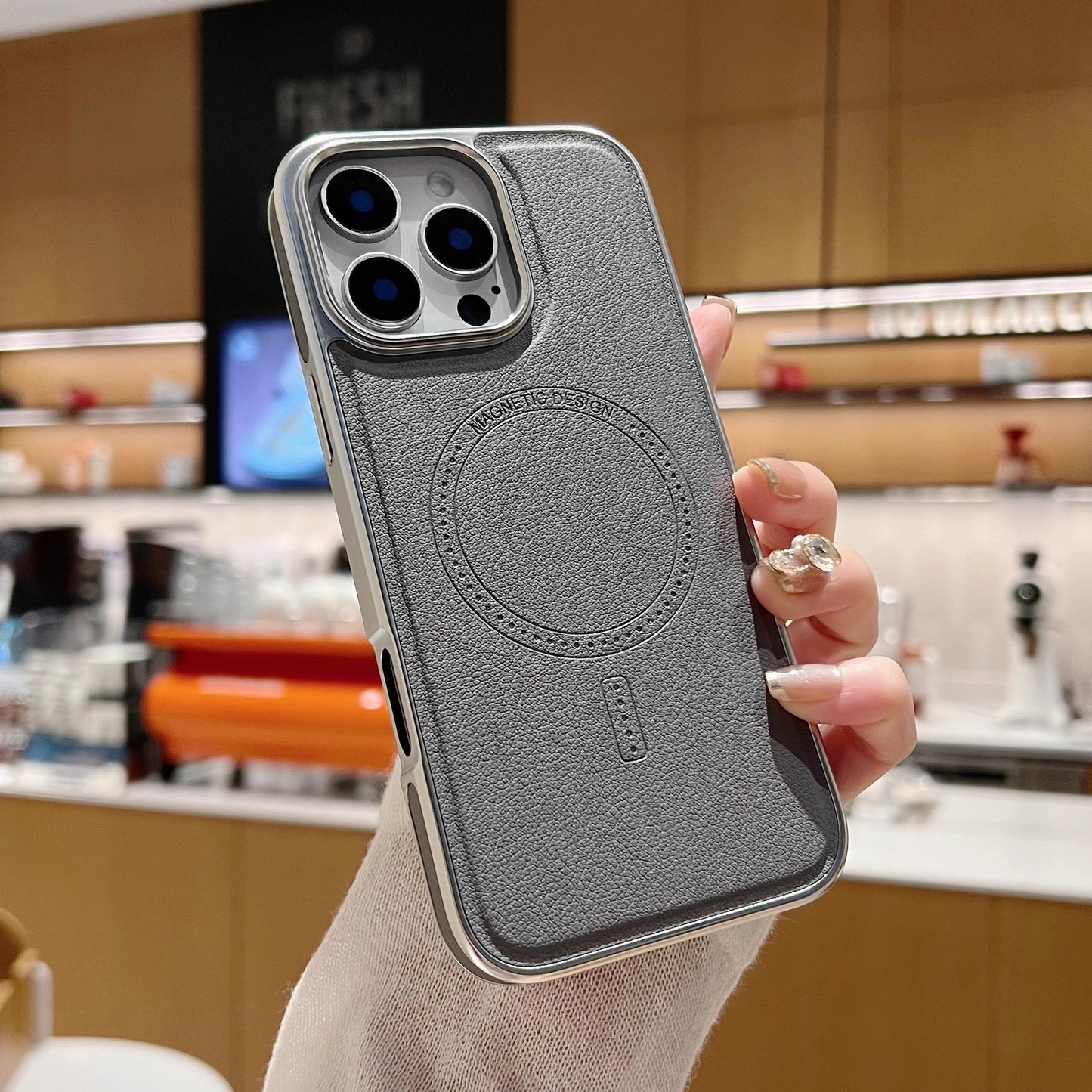 Konstläderskydd med magnetisk laddningsfunktion för iPhone