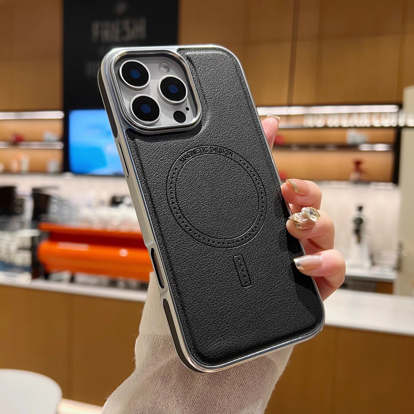 Konstläderskydd med magnetisk laddningsfunktion för iPhone