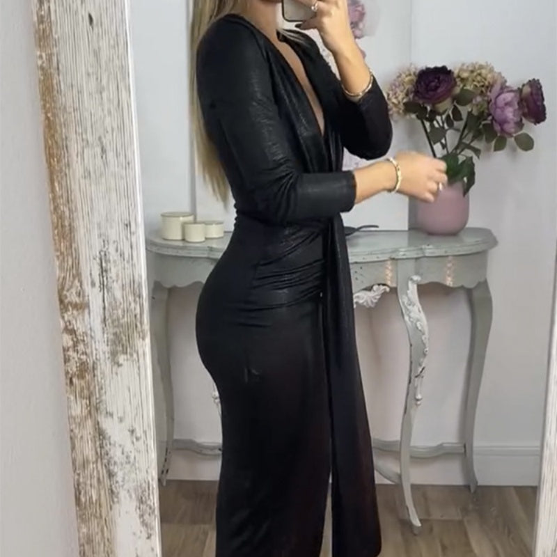 Abito metallizzato a maniche lunghe con il collo a V con una linea a V