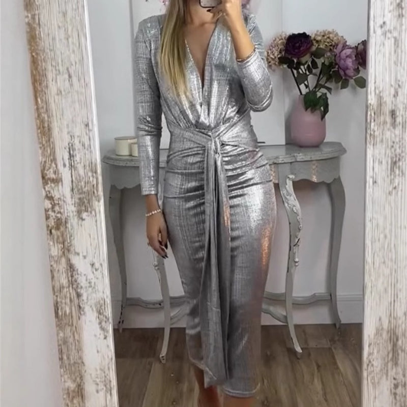 Abito metallizzato a maniche lunghe con il collo a V con una linea a V
