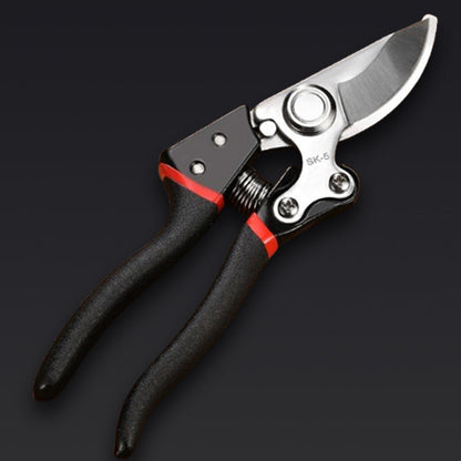 Garden scissors with safety lock