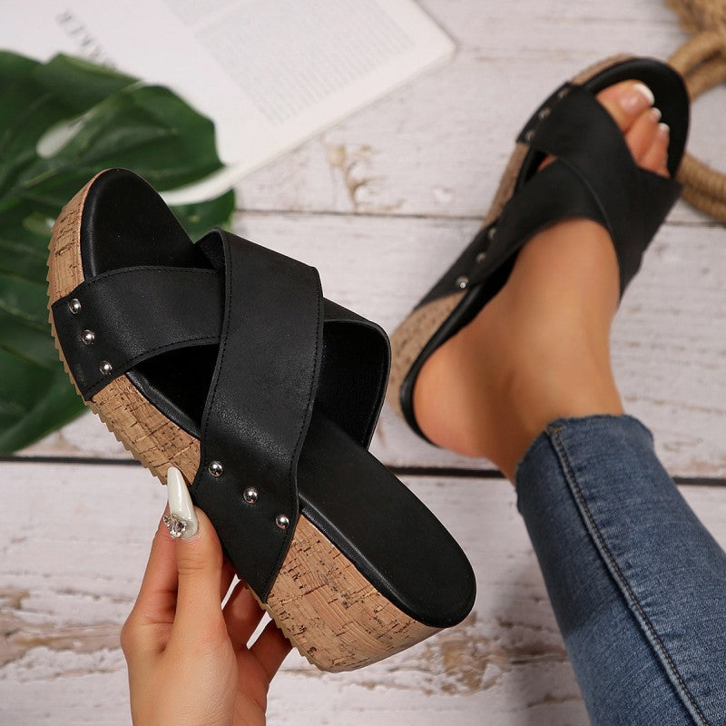 Sandali alla moda con cinturini incrociati e tacco a cuneo spesso per le donne