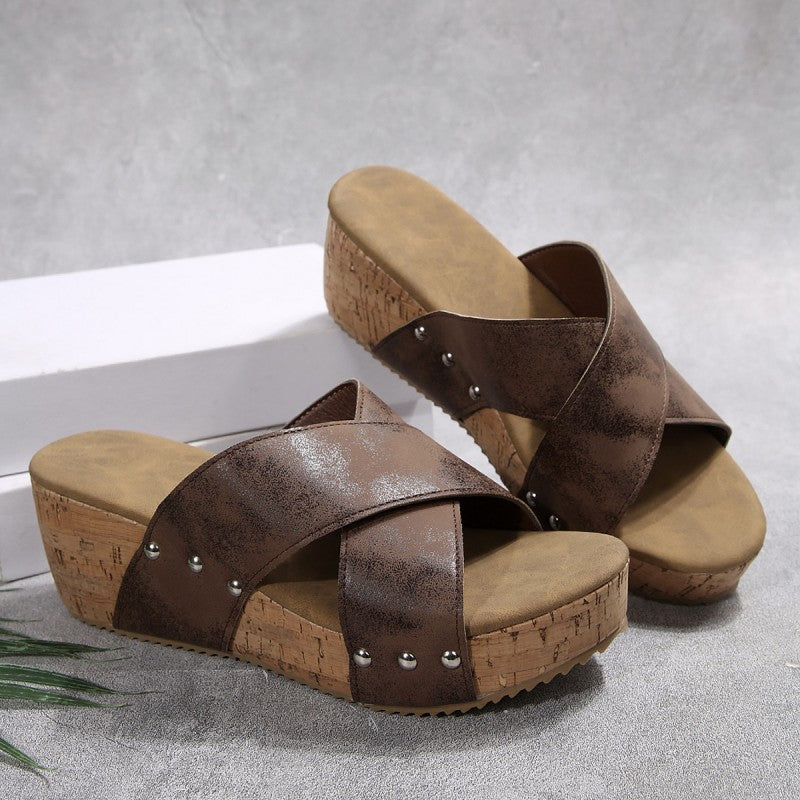 Sandali alla moda con cinturini incrociati e tacco a cuneo spesso per le donne