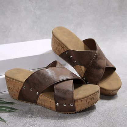 Sandali alla moda con cinturini incrociati e tacco a cuneo spesso per le donne