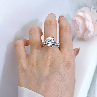 Moonlight Ring gemaakt van sterling zilver met 5 karaat synthetisch moissaniet