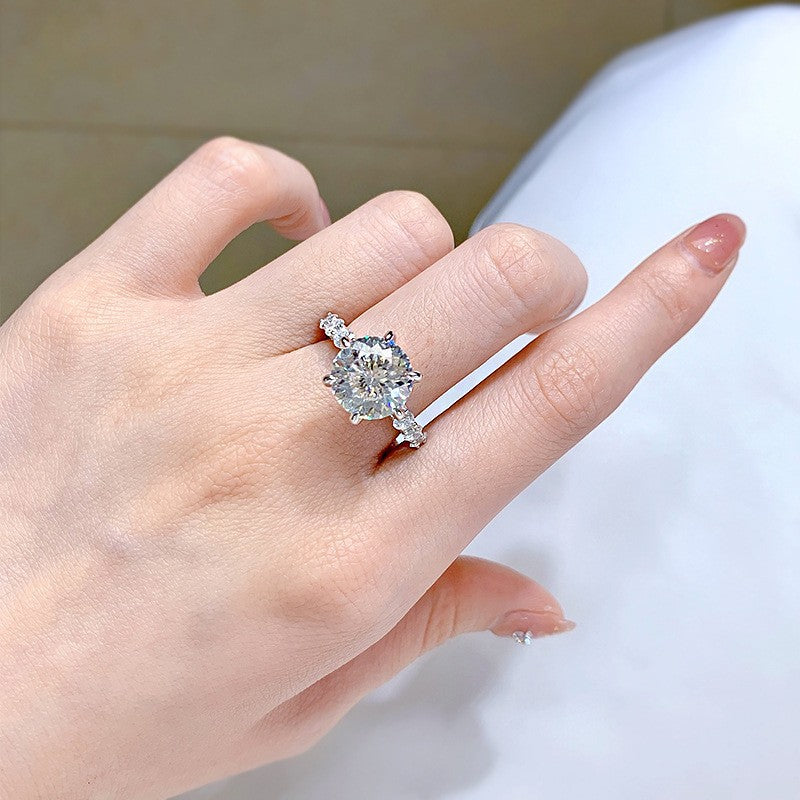 Moonlight Ring gemaakt van sterling zilver met 5 karaat synthetisch moissaniet