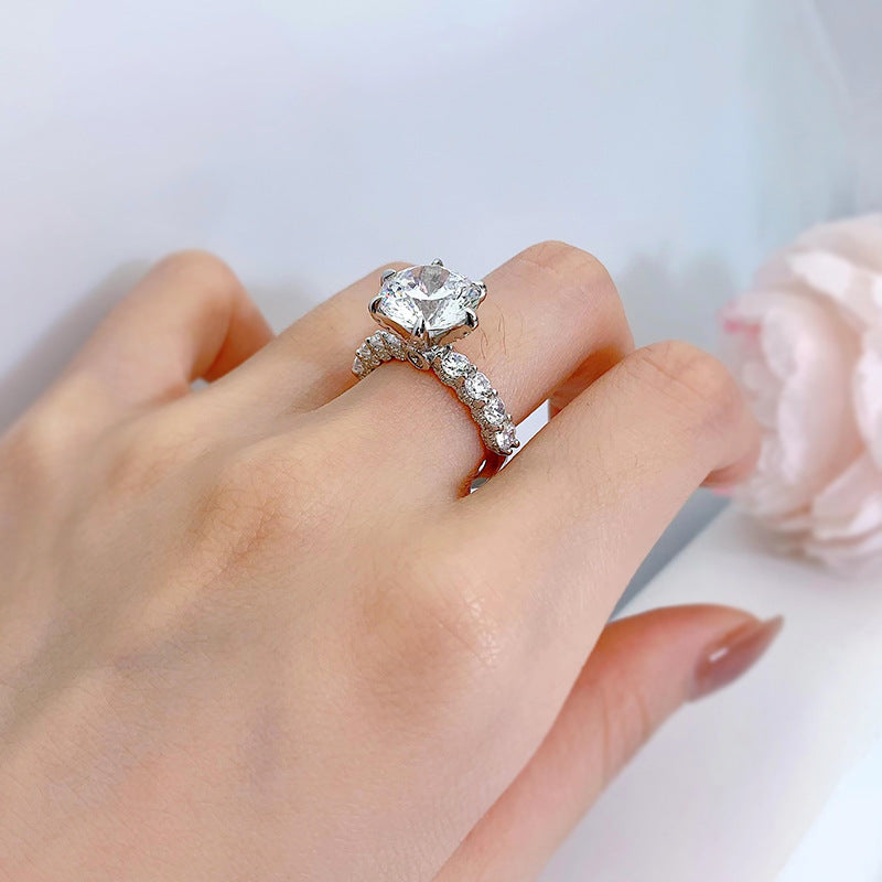 Moonlight Ring gemaakt van sterling zilver met 5 karaat synthetisch moissaniet