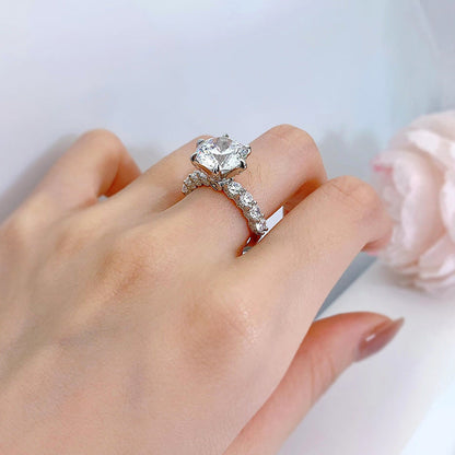 Moonlight Ring gemaakt van sterling zilver met 5 karaat synthetisch moissaniet