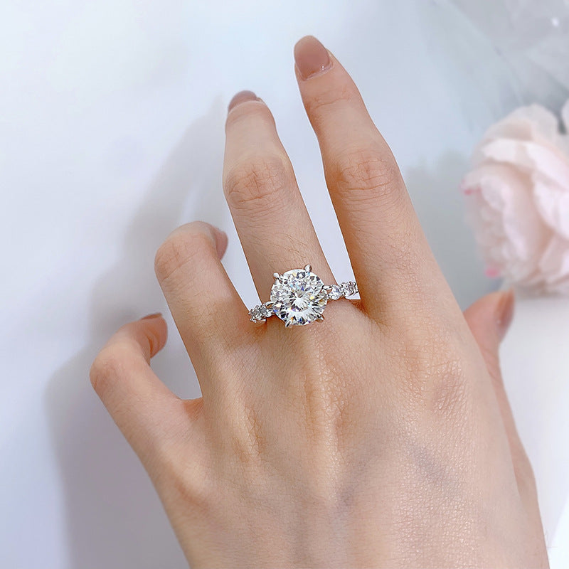 Moonlight Ring gemaakt van sterling zilver met 5 karaat synthetisch moissaniet
