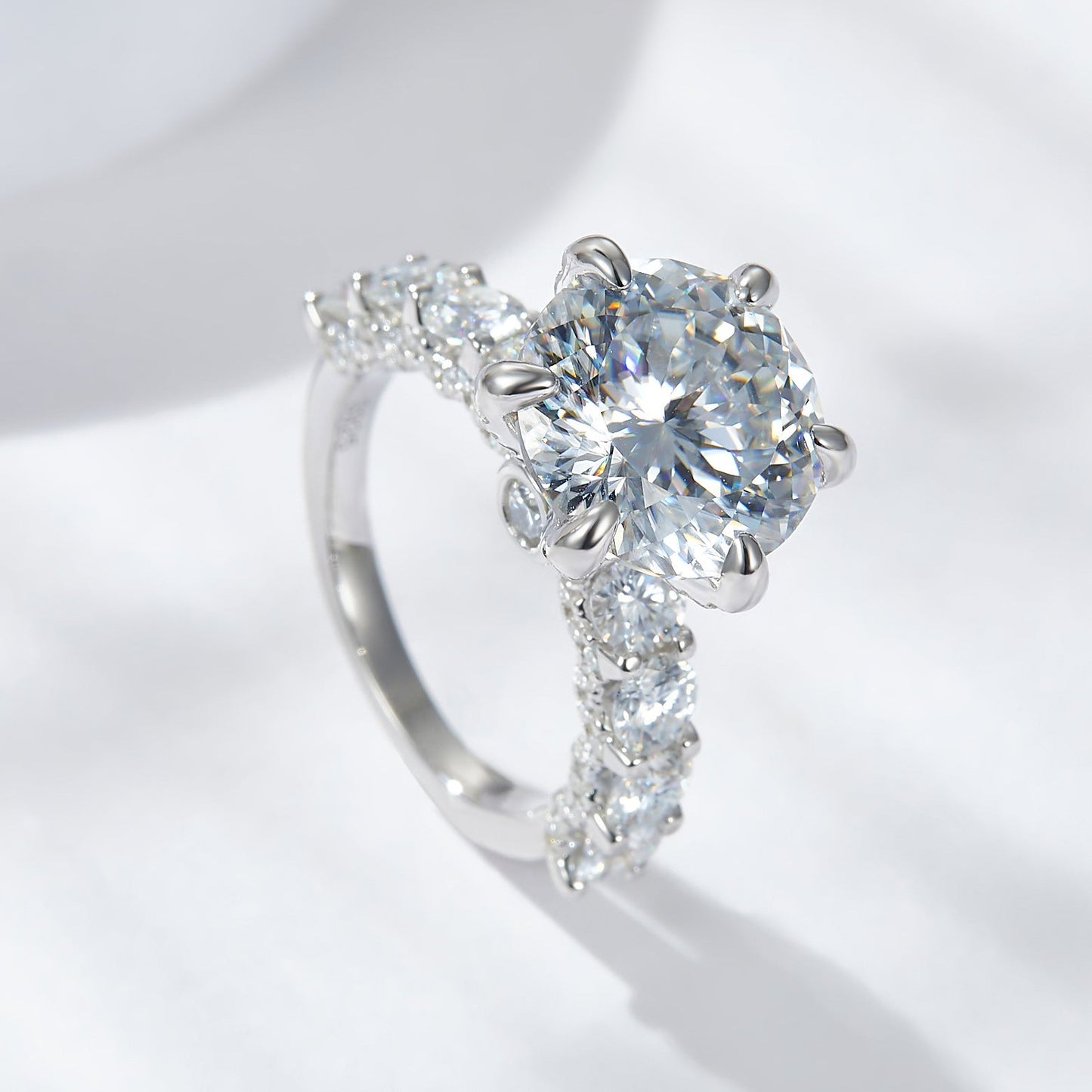 Moonlight Ring gemaakt van sterling zilver met 5 karaat synthetisch moissaniet