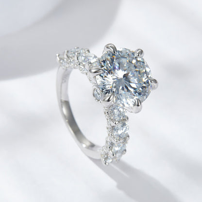 Moonlight Ring gemaakt van sterling zilver met 5 karaat synthetisch moissaniet