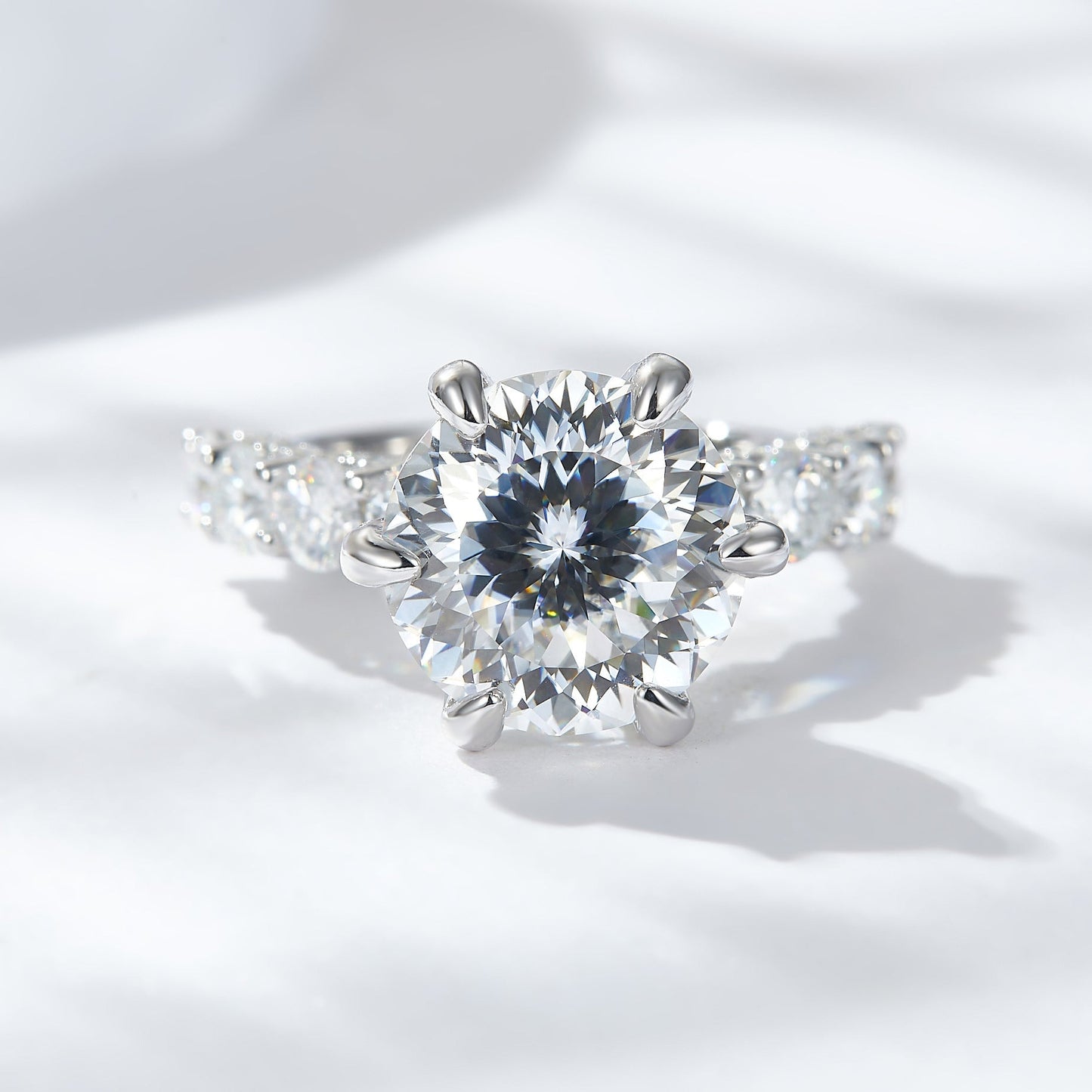 Moonlight Ring gemaakt van sterling zilver met 5 karaat synthetisch moissaniet