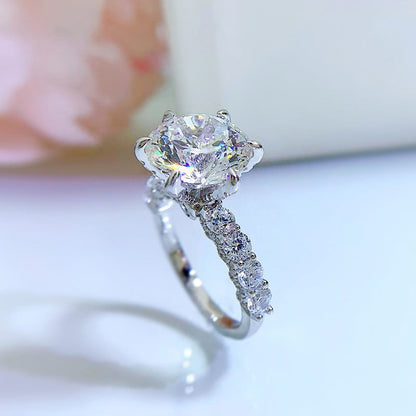 Moonlight Ring gemaakt van sterling zilver met 5 karaat synthetisch moissaniet