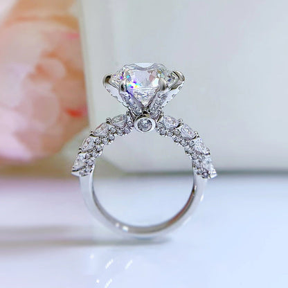 Moonlight Ring gemaakt van sterling zilver met 5 karaat synthetisch moissaniet