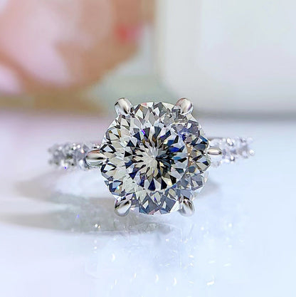 Moonlight Ring gemaakt van sterling zilver met 5 karaat synthetisch moissaniet
