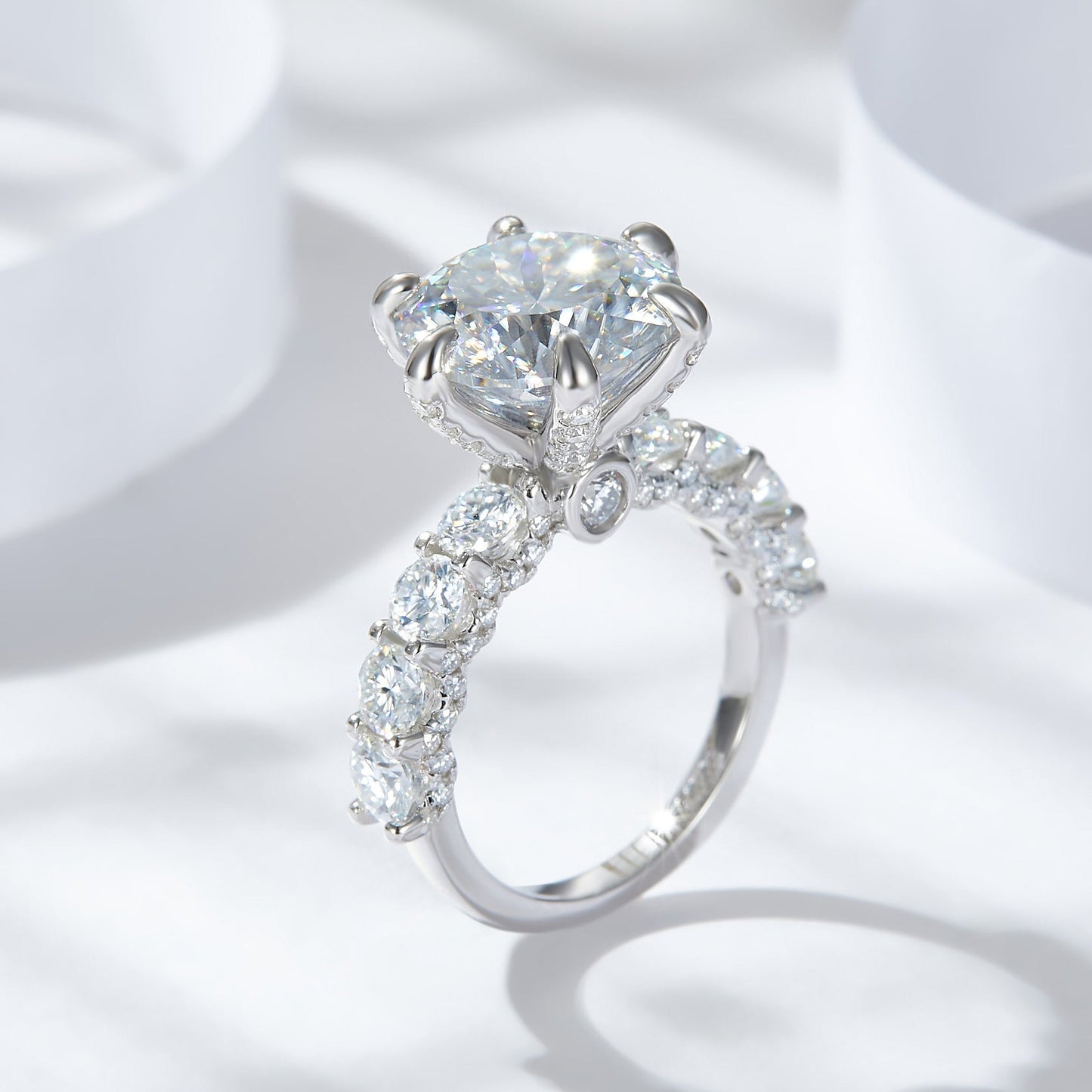 Moonlight Ring gemaakt van sterling zilver met 5 karaat synthetisch moissaniet