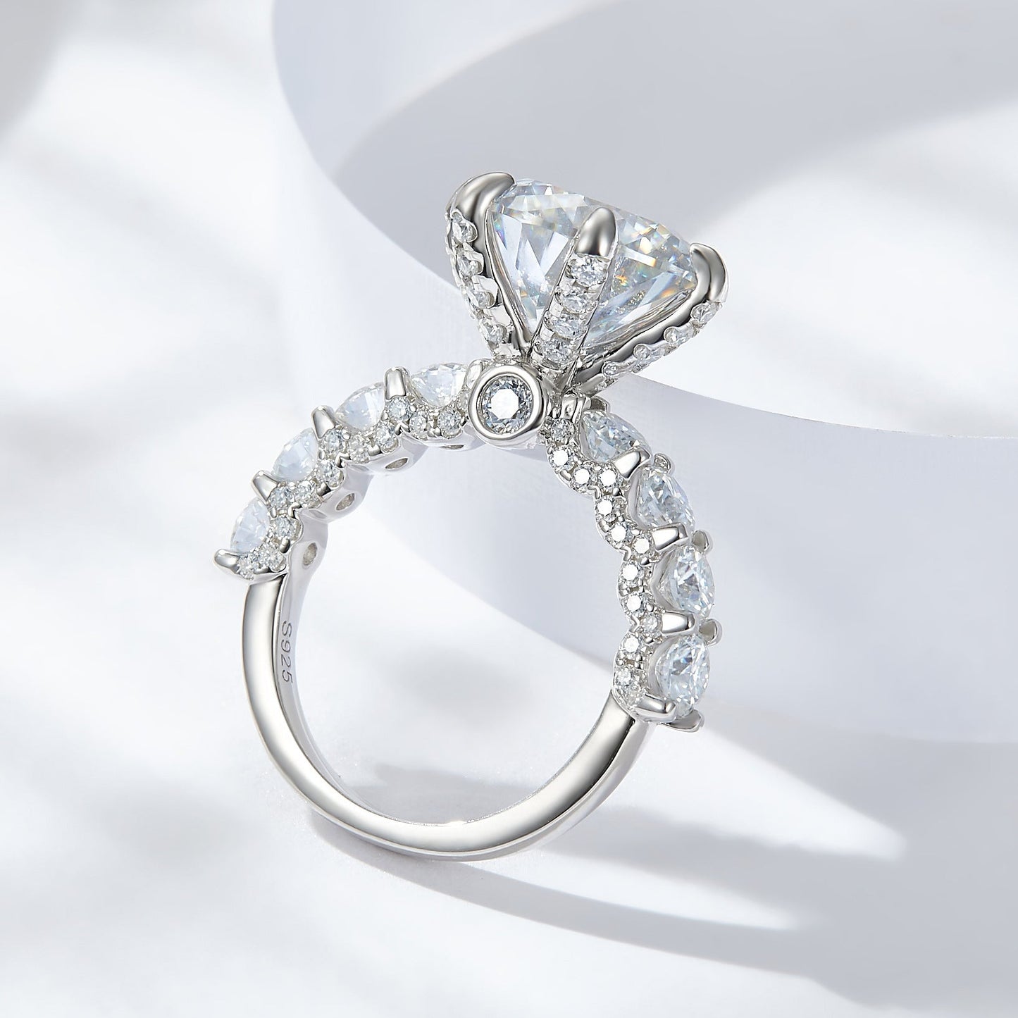 Moonlight Ring gemaakt van sterling zilver met 5 karaat synthetisch moissaniet