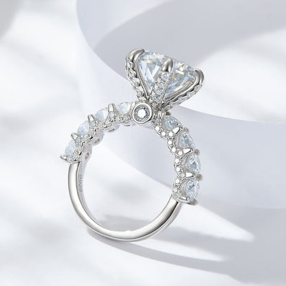 Moonlight Ring gemaakt van sterling zilver met 5 karaat synthetisch moissaniet