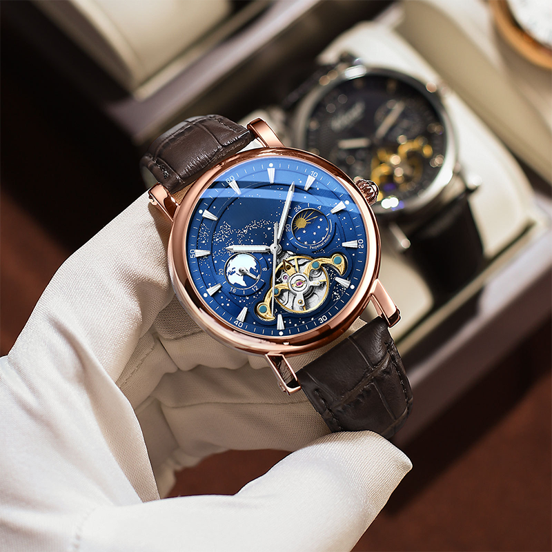L'orologio automatico di lusso maschile con un cielo stellato luminoso