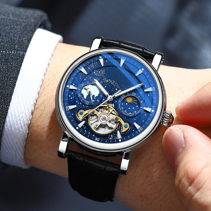 L'orologio automatico di lusso maschile con un cielo stellato luminoso