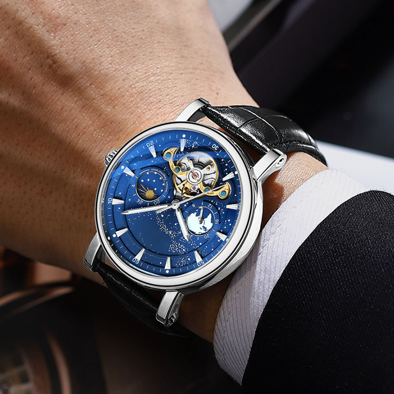 L'orologio automatico di lusso maschile con un cielo stellato luminoso