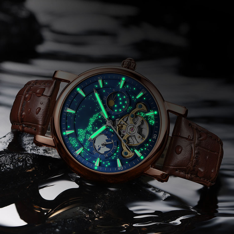 L'orologio automatico di lusso maschile con un cielo stellato luminoso