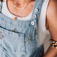 Lässige Damen-Latzhose aus Denim mit Print