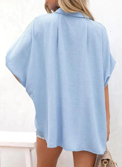 Einfarbiges Freizeitshirt für Damen mit Knopfleiste, kurzen Ärmeln und Schlitzsaum