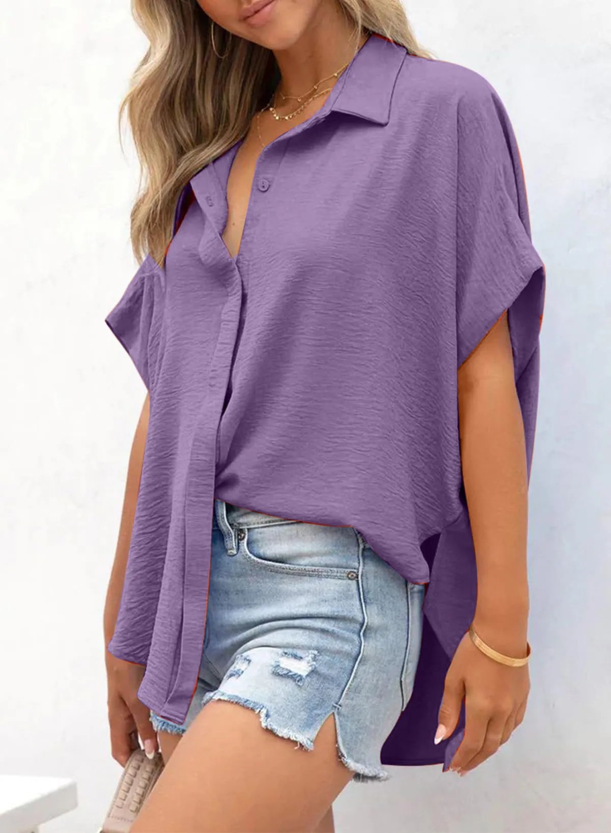 Einfarbiges Freizeitshirt für Damen mit Knopfleiste, kurzen Ärmeln und Schlitzsaum