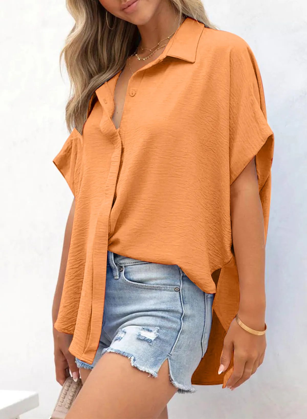 Einfarbiges Freizeitshirt für Damen mit Knopfleiste, kurzen Ärmeln und Schlitzsaum