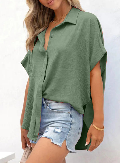 Einfarbiges Freizeitshirt für Damen mit Knopfleiste, kurzen Ärmeln und Schlitzsaum