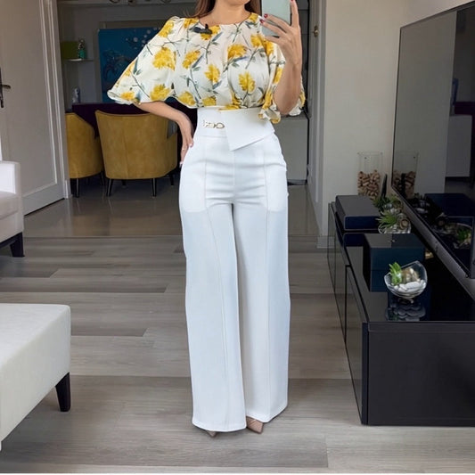 Set aus Oberteil mit Rundhalsausschnitt und weiter Hose