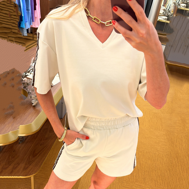 Casual Damen-Zweiteiler: Kurzärmliges, gestreiftes T-Shirt & Shorts