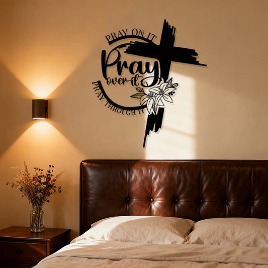 Inspirierende Wanddekoration mit Kreuzmotiv